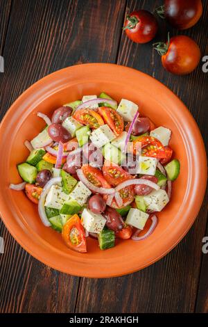 Griechischer Horiatiki-Salat mit Fetakäse in der Schüssel Stockfoto