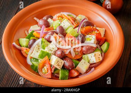 Griechischer Horiatiki-Salat mit Fetakäse in der Schüssel Stockfoto