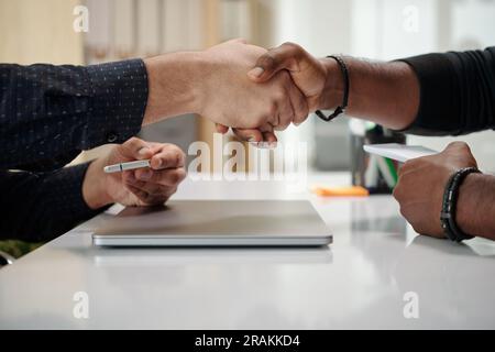 Nahaufnahme: Geschäftspartner schütteln nach Abschluss des Geschäfts die Hand über den Tisch Stockfoto