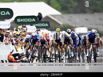 Nogaro, Frankreich. 04. Juli 2023. Das Reiterpaket rast bis zum Ende der vierten Etappe des Radrennens Tour de France, einem 181 km langen 8-km-Rennen von Dax nach Nogaro, Frankreich, Dienstag, den 04. Juli 2023. Die diesjährige Tour de France findet vom 01. Bis 23. Juli 2023 statt. BELGA FOTO JASPER JACOBS Kredit: Belga News Agency/Alamy Live News Stockfoto