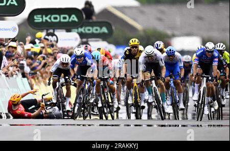 Nogaro, Frankreich. 04. Juli 2023. Das Reiterpaket rast bis zum Ende der vierten Etappe des Radrennens Tour de France, einem 181 km langen 8-km-Rennen von Dax nach Nogaro, Frankreich, Dienstag, den 04. Juli 2023. Die diesjährige Tour de France findet vom 01. Bis 23. Juli 2023 statt. BELGA FOTO JASPER JACOBS Kredit: Belga News Agency/Alamy Live News Stockfoto