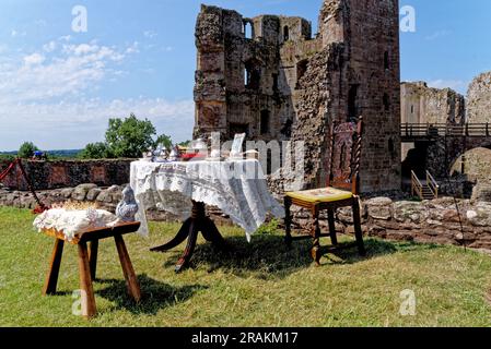 Viktorianischer Esstisch auf dem mittelalterlichen Raglan Castle (Walisisch: Castell Rhaglan) Monmothshire, South Wales, Vereinigtes Königreich. 25. vom Juni 2023 Stockfoto