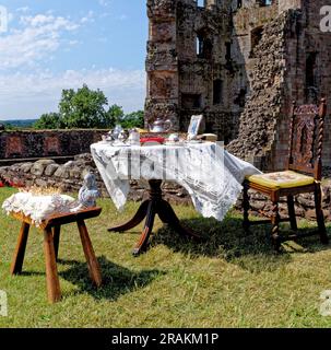 Viktorianischer Esstisch auf dem mittelalterlichen Raglan Castle (Walisisch: Castell Rhaglan) Monmothshire, South Wales, Vereinigtes Königreich. 25. vom Juni 2023 Stockfoto