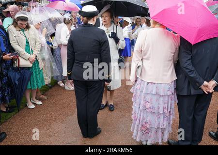 Das Princess Royal begrüßt Gäste während einer Gartenparty im Palace of Holyroodhouse in Edinburgh, als Teil der ersten Holyrood Woche seit der Krönung des Königs. Bilddatum: Dienstag, 4. Juli 2023. Stockfoto