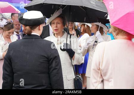 Das Princess Royal begrüßt Gäste während einer Gartenparty im Palace of Holyroodhouse in Edinburgh, als Teil der ersten Holyrood Woche seit der Krönung des Königs. Bilddatum: Dienstag, 4. Juli 2023. Stockfoto