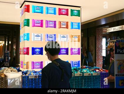 Einkäufer im Geschäft der Ghirardelli Chocolate Company Ghirardelli Square San Francisco California USA Stockfoto