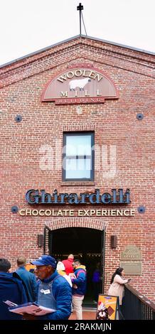 Schlange am Eingang zum Laden der Ghirardelli Chocolate Company Woolen Mill Gebäude Ghirardelli Square San Francisco California USA Stockfoto