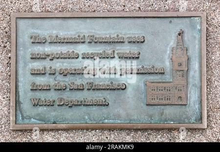 Nahaufnahme einer Metalltafel auf dem Brunnen namens Andrea von Ruth Asawa aus dem Jahr 1968 am Ghirardelli Square San Francisco California USA Stockfoto