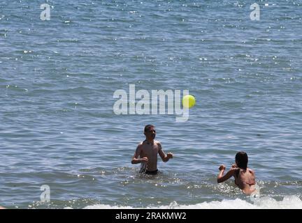 Barcelona, Spanien. 1. Juli 2023. Einheimische und ausländische Touristen genießen den Sommer am Strand von Barcelona. (Kreditbild: © Tubal Sapkota/Pacific Press via ZUMA Press Wire) NUR REDAKTIONELLE VERWENDUNG! Nicht für den kommerziellen GEBRAUCH! Stockfoto