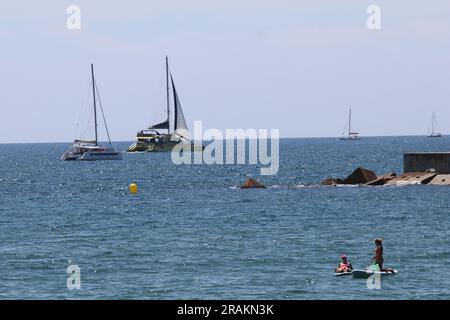 Barcelona, Spanien. 1. Juli 2023. Einheimische und ausländische Touristen genießen den Sommer am Strand von Barcelona. (Kreditbild: © Tubal Sapkota/Pacific Press via ZUMA Press Wire) NUR REDAKTIONELLE VERWENDUNG! Nicht für den kommerziellen GEBRAUCH! Stockfoto