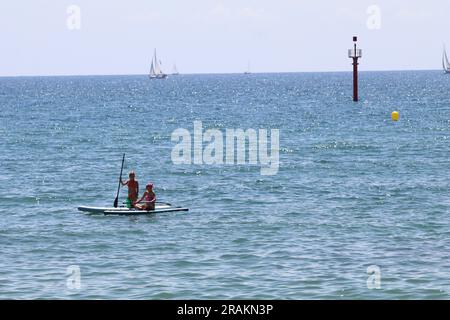 Barcelona, Spanien. 1. Juli 2023. Einheimische und ausländische Touristen genießen den Sommer am Strand von Barcelona. (Kreditbild: © Tubal Sapkota/Pacific Press via ZUMA Press Wire) NUR REDAKTIONELLE VERWENDUNG! Nicht für den kommerziellen GEBRAUCH! Stockfoto
