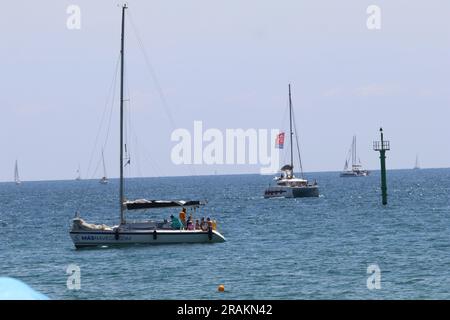 Barcelona, Spanien. 1. Juli 2023. Einheimische und ausländische Touristen genießen den Sommer am Strand von Barcelona. (Kreditbild: © Tubal Sapkota/Pacific Press via ZUMA Press Wire) NUR REDAKTIONELLE VERWENDUNG! Nicht für den kommerziellen GEBRAUCH! Stockfoto
