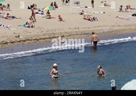 Barcelona, Spanien. 1. Juli 2023. Einheimische und ausländische Touristen genießen den Sommer am Strand von Barcelona. (Kreditbild: © Tubal Sapkota/Pacific Press via ZUMA Press Wire) NUR REDAKTIONELLE VERWENDUNG! Nicht für den kommerziellen GEBRAUCH! Stockfoto
