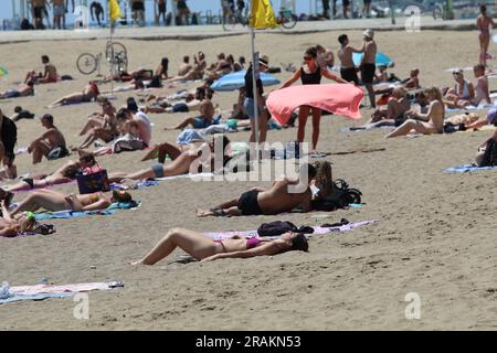 Barcelona, Spanien. 1. Juli 2023. Einheimische und ausländische Touristen genießen den Sommer am Strand von Barcelona. (Kreditbild: © Tubal Sapkota/Pacific Press via ZUMA Press Wire) NUR REDAKTIONELLE VERWENDUNG! Nicht für den kommerziellen GEBRAUCH! Stockfoto