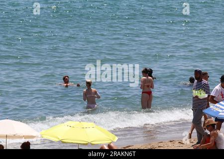 Barcelona, Spanien. 1. Juli 2023. Einheimische und ausländische Touristen genießen den Sommer am Strand von Barcelona. (Kreditbild: © Tubal Sapkota/Pacific Press via ZUMA Press Wire) NUR REDAKTIONELLE VERWENDUNG! Nicht für den kommerziellen GEBRAUCH! Stockfoto