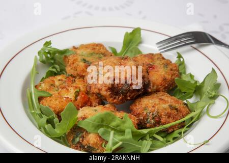 Im Restaurant werden traditionelle Fischkuchen serviert Stockfoto