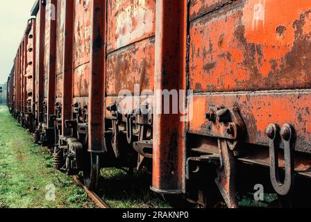 Alte Güterwaggons, rot Stockfoto