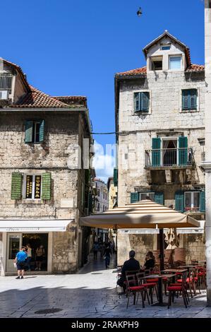 Trg Braće Radić, Braće Radić-Platz, auch bekannt als Voćni trg, Obstplatz, wegen seiner früheren Nutzung als Obstmarkt, in der mittelalterlichen Altstadt von Split Stockfoto