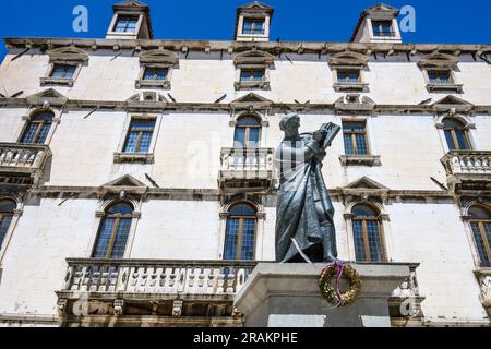 Eine Statue des kroatischen Dichters Marko Marulić in Trg Braće Radić, Braće Radić-Platz, auch bekannt als Voćni trg, Obstplatz, in Split' mittelalterlicher Altstadt Stockfoto