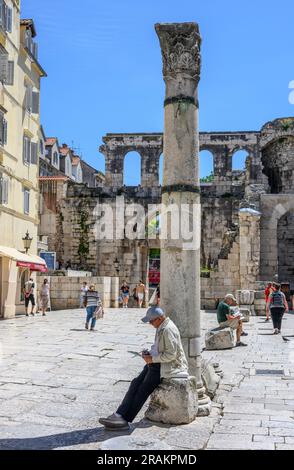 Die Poljana kraljice Jelene Straße. Der Decumanus verläuft von Osten nach Westen innerhalb der Mauern des Diokletianpalastes, mit dem östlichen oder silbernen Tor im Stockfoto