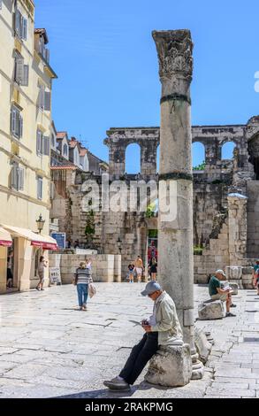 Die Poljana kraljice Jelene Straße. Der Decumanus verläuft von Osten nach Westen innerhalb der Mauern des Diokletianpalastes, mit dem östlichen oder silbernen Tor im Stockfoto