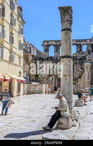 Die Poljana kraljice Jelene Straße. Der Decumanus verläuft von Osten nach Westen innerhalb der Mauern des Diokletianpalastes, mit dem östlichen oder silbernen Tor im Stockfoto