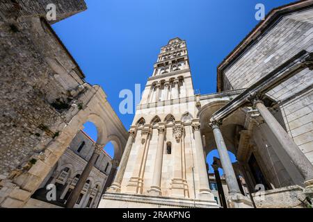 Der Glockenturm der Kathedrale von St. Domnius, der in den Überresten des römischen Palastes von Diokletian, Split, Dalmatien, Kroatien, erbaut wurde. Stockfoto