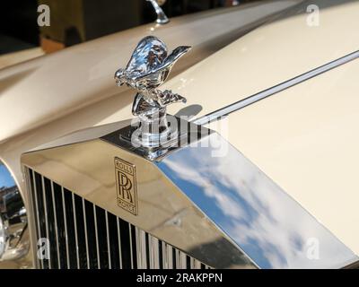 Die Maskottchen-Skulptur „Spirit of Ecstasy“ auf der Motorhaube eines Rolls-Royce-Autos Stockfoto