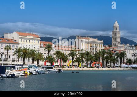 Blick auf das Ufer und die Riva in Split mit dem Glockenturm der Kathedrale St. Domnius im Hintergrund. Split, Dalmatien, Kroatien. Stockfoto