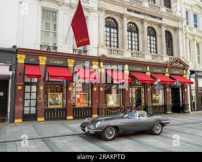 Oldtimer E-Type Jaguar parkt vor Cartier in der Bond Street, London, Großbritannien Stockfoto