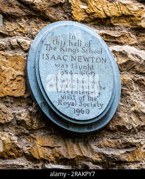 Eine Plakette auf King's School, Grantham, Lincolnshire, England. Wo Sir Isaac Newton zur Schule ging und unterrichtet wurde Stockfoto