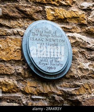 Eine Plakette auf King's School, Grantham, Lincolnshire, England. Wo Sir Isaac Newton zur Schule ging und unterrichtet wurde Stockfoto