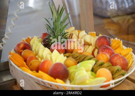 Obstschale in Buffetschlange Stockfoto