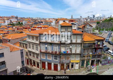 Wunderschöne, farbenfrohe Gebäudefassade in Porto Portugal mit Asulejo-Fliesen. Stockfoto