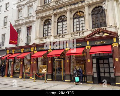 Einkaufsbummel außerhalb von Cartier in der Bond Street, London, Großbritannien Stockfoto