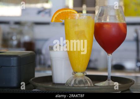 Gläser aperol Spritz und frisch gepresster Orangensaft an der Bar, Sommergetränke zur Erfrischung Stockfoto