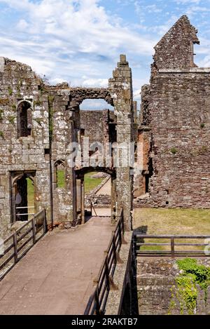 Ruinen des mittelalterlichen Raglan Castle (Walisisch: Castell Rhaglan) Monmothshire, Wales, Vereinigtes Königreich. 25. vom Juni 2023 Stockfoto