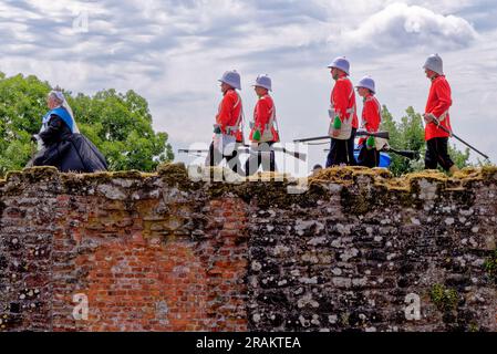 The Queen's Guard - viktorianische Kostüme im Raglan Castle - Monmothshire, South Wales, Großbritannien. 25. vom Juni 2023 Stockfoto