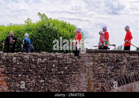 The Queen's Guard - viktorianische Kostüme im Raglan Castle - Monmothshire, South Wales, Großbritannien. 25. vom Juni 2023 Stockfoto