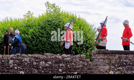 The Queen's Guard - viktorianische Kostüme im Raglan Castle - Monmothshire, South Wales, Großbritannien. 25. vom Juni 2023 Stockfoto