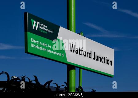 Schild am Bahnsteig Watford Junction Railway Station, Watford, Hertfordshire, England, Großbritannien Stockfoto