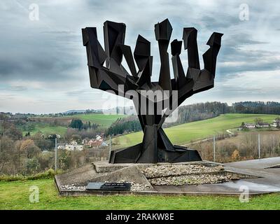 MAUTHAUSEN, ÖSTERREICH - 4. DEZEMBER 2022: Eine Menorah aus schwarzem Stahl ist Teil der Gedenkstätte für die Juden, die ins Konzentrationslager mauthausen i geschickt wurden Stockfoto