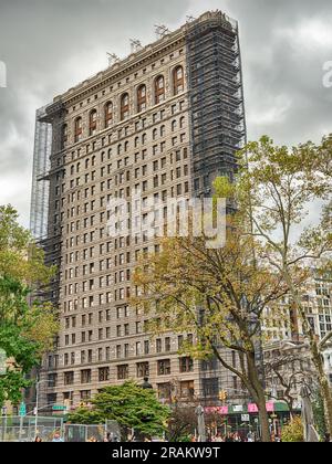 NEW YORK, USA - 13. NOVEMBER 2022: Das historische Flatiron Building wurde 1902 erbaut und war einer der ersten Wolkenkratzer in New York City. Stockfoto