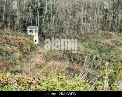 MAUTHAUSEN, OSTERREICH - 4. DEZEMBER 2022: Ein abgelegener Wachturm überwacht die Landschaft außerhalb des Konzentrationslagers Mauthausen in Osterreich. Stockfoto