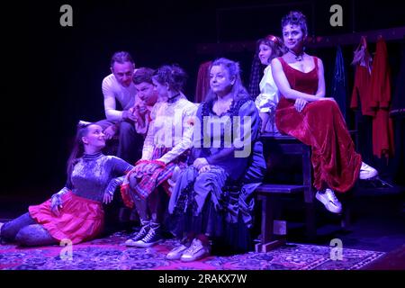 Vinnytsia, Ukraine. 21. Dezember 2022. VINNYTSIA, UKRAINE - 04. JULI 2023 - Schauspieler werden während der Generalprobe des Blackout-Stücks von Don Nigro auf der kleinen Bühne des Vinnytsia Regional Academic Ukrainian Music and Drama Theater, benannt nach Mykola Sadovskyi, Vinnytsia, West-Central Ukraine Credit: Ukrinform/Alamy Live News, abgebildet Stockfoto