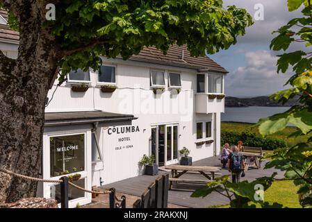 Insel Iona, Schottland, Vereinigtes Königreich. 6. Juni 2023 Das Columba Hotel liegt an einer Landstraße mit Meerblick über den Sound of Iona Stockfoto