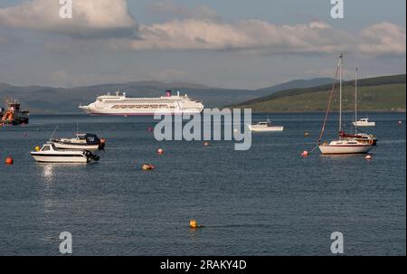 Tobermory, Isle of Mull, Schottland, Vereinigtes Königreich. 6. Juni 2023 Blick von Tobermory über den Sound of Mull, kleine Freizeitboote und ein Kreuzfahrtschiff. Stockfoto