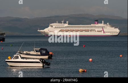 Tobermory, Isle of Mull, Schottland, Vereinigtes Königreich. 6. Juni 2023 Blick von Tobermory über den Sound of Mull, kleine Freizeitboote und ein Kreuzfahrtschiff. Stockfoto