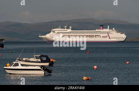 Tobermory, Isle of Mull, Schottland, Vereinigtes Königreich. 6. Juni 2023 Blick von Tobermory über den Sound of Mull, kleine Freizeitboote und ein Kreuzfahrtschiff. Stockfoto