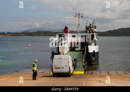 Isle of Iona, Mull, Schottland, Vereinigtes Königreich. Fahrzeuge beladen MV Loch Buie über eine Metallrampe auf die roro-Fähre über den Sound of Iona, einen kurzen Abschnitt Wat Stockfoto